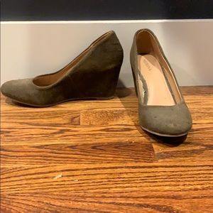 Green suede wedge